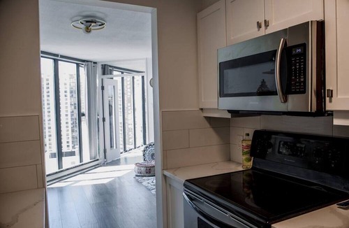 Yaletown Condo | Downtown 1BD Condo with free parking on premisses!