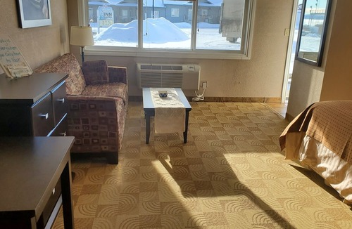 Wabamun Hotel | Shoreside Inn & Suites