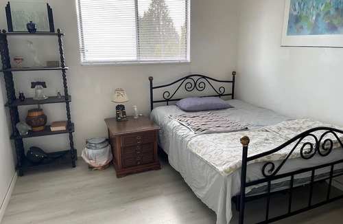 Gibsons House | Furnished whole house 5 bedrooms and 2.5 bathrooms for rent