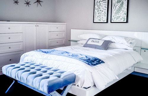 West Vancouver Apartment | Ocean View Luxury Suit Room With Patio
