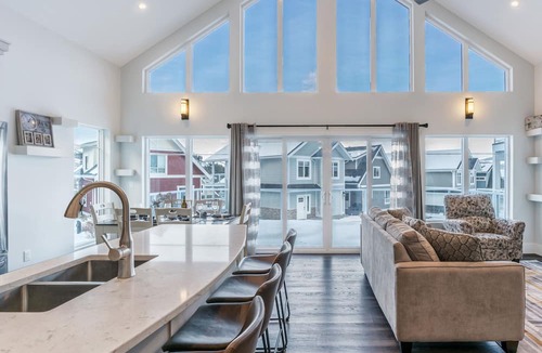 Central Okanagan Cottage | *SPACIOUS-STUNNING-FAMILY AND PET FRIENDLY, SHORT WALK TO MAIN AMENITIES AREA!