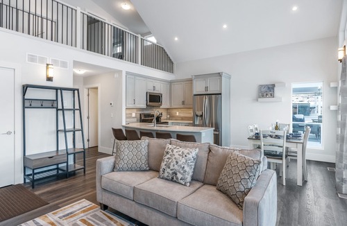 Central Okanagan Cottage | *SPACIOUS-STUNNING-FAMILY AND PET FRIENDLY, SHORT WALK TO MAIN AMENITIES AREA!