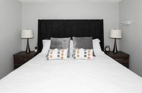 Jasper East House | Dream 4-Br 4-Ba Chalet | Private Hot Tub | 2 min to Jasper National Park Gates