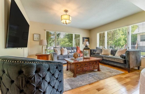 Windermere House | LUXURIOUS 5,500 sqft Home: 5 Br/5 Ba | PRIVATE Pool & Hot Tub | STEPS to Beach