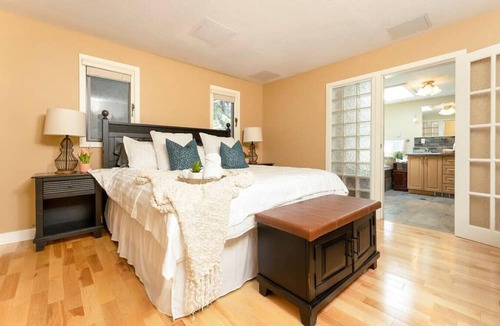 Windermere House | LUXURIOUS 5,500 sqft Home: 5 Br/5 Ba | PRIVATE Pool & Hot Tub | STEPS to Beach