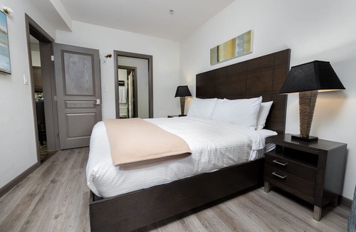 South Pandosy Condo | 💫 Lake Resort upgraded spacious dream vacation home with GYM near beach