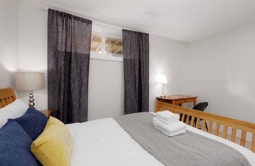 District of North Vancouver Apartment | Stylish 1BR Suite in North Vancouver 10 mins ski