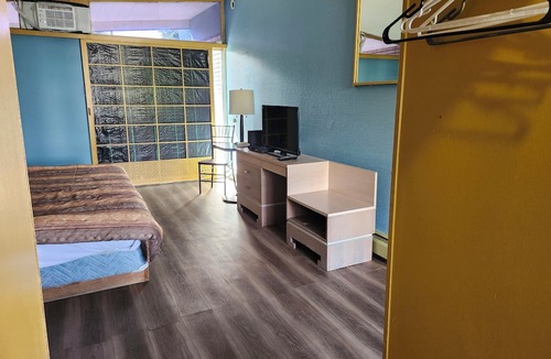 Vernon Hotel | Tiki Village