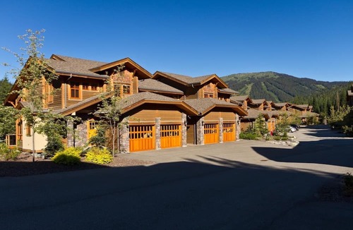 Sun Peaks Condo | Woodhaven #16 By Bear Country