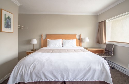 Vernon Hotel | Okanagan Royal Park Inn by Elevate Rooms