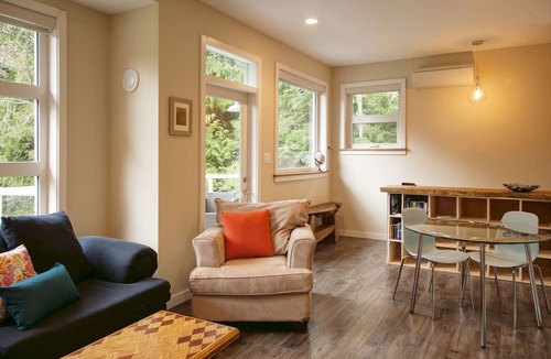 Sooke House | Modern Guesthouse on Galloping Goose close to Sooke Potholes