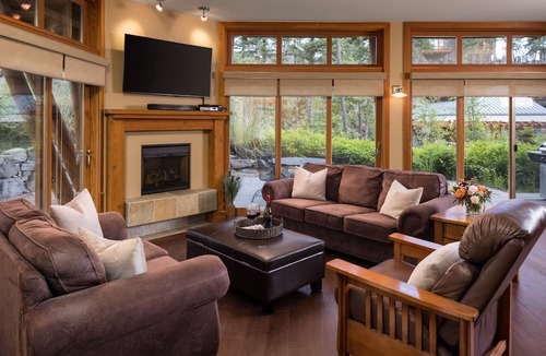 Vernon Hotel | Outback Lakeside Vacation Homes