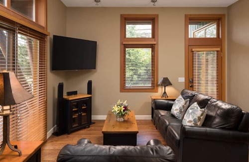 Vernon Hotel | Outback Lakeside Vacation Homes