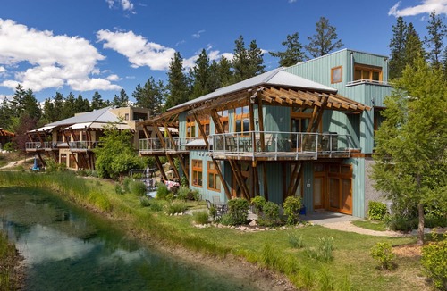 Vernon Hotel | Outback Lakeside Vacation Homes