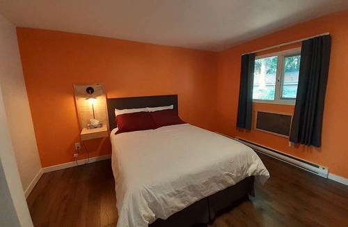 Canoe Hotel | Motel Happy Salmon