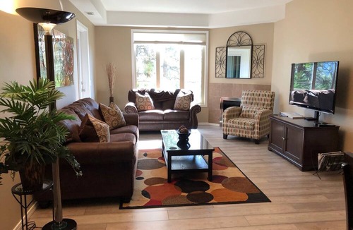 Quail Ridge Condo | Luxury 3 Bedroom Condo on Okanagan Golf Course - Sleeps 6 with Pool and Hot Tub