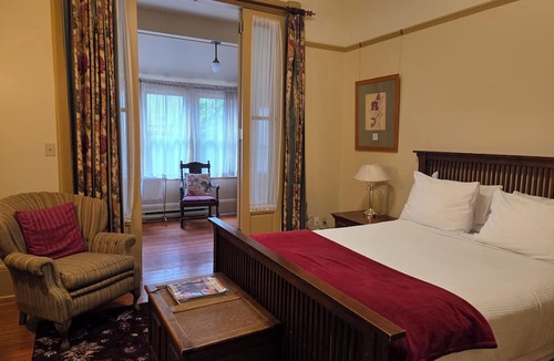 Victoria West Bed & Breakfast | Spinnakers Brewpub & Guesthouses