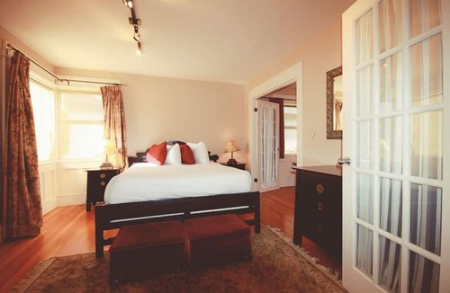 Victoria West Bed & Breakfast | Spinnakers Brewpub & Guesthouses