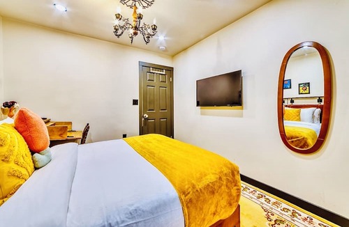 Knight House | Neocolonial Quarters