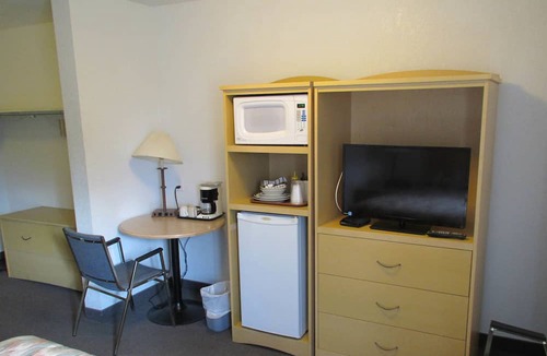 Claresholm Hotel | Lazy J Motel