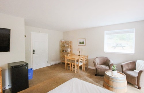 Salmon Arm Bed & Breakfast | The Inn at the Ninth Hole B&B