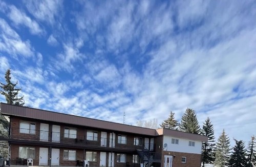 Three Hills Hotel | Rest Easy Motel