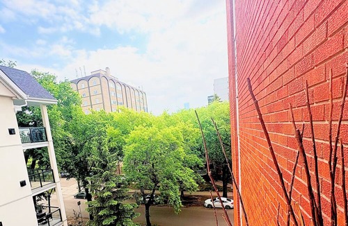North Central Edmonton Condo | Stylish Downtown Condo near Rogers Place l Parking, Pool, Gym, Balcony & Kitchen