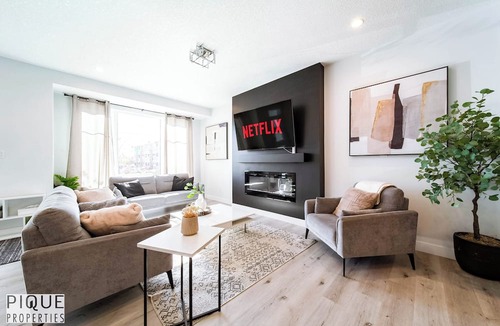 Southwest Edmonton House | Modern Retreat-3 King Beds-Garage-WiFi-Sleeps 10!