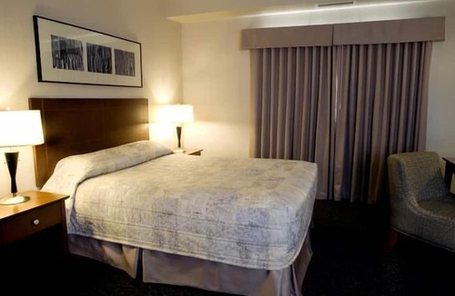 Brooks Hotel | Heritage Inn & Suites
