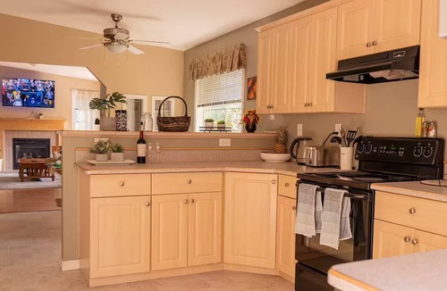 East Kootenay House | Holiday House at Rosen Lake | 30 Mins To Ski Hill