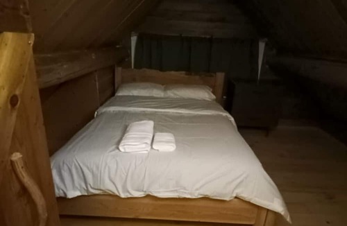 Golden Cabin | Rustic Beaverfoot Lodge Woodland Cabin