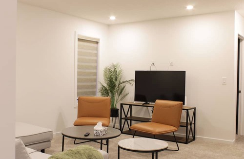Sage Hill House | Brand New| 3 Bedroom, 1 king 2 Queen| Near Airport