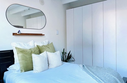 Chinatown Condo | Peaceful Artists Garden Loft in the heart of Vancouver Chinatown. Pet-Friendly!