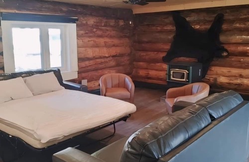 Whitecourt Cabin | Cozy Log Guesthouse with River Views
