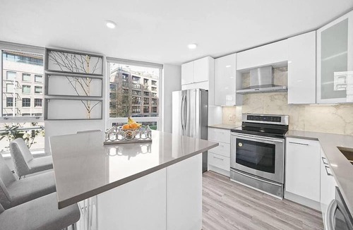 Crosstown Apartment | Paradise City - Skyline Hot Tub