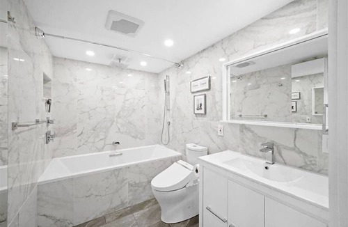 Crosstown Apartment | Paradise City - Skyline Hot Tub