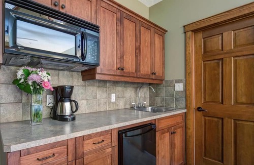 Radium Hot Springs Resort | Beautiful location Radium Hot Springs, hiking, skiing, golf, family sized