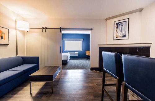 Lake Bonavista Hotel | Holiday Inn Express Hotel & Suites Calgary S-Macleod Trail S by IHG