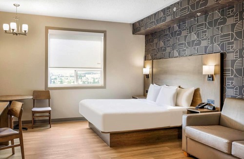 West Edmonton Hotel | Days Inn & Suites by Wyndham West Edmonton