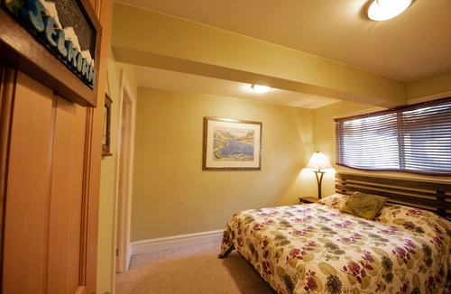 Golden House | Auberge Kicking Horse Guest House