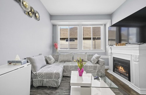 Willoughby Cabin | Updated One Bedroom Carriage Home in Langley
