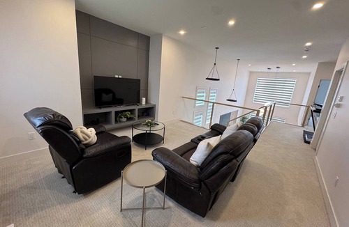 Chestermere House | Luxuria Vibe & Vogue 5 Bdrm Near Lake!