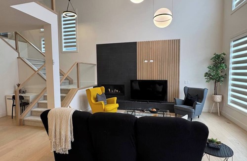 Chestermere House | Luxuria Vibe & Vogue 5 Bdrm Near Lake!