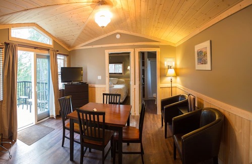 Nakusp Hotel | Halcyon Hot Springs Resort