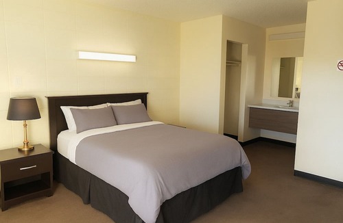 Beaverlodge Hotel | Side Trax Inn