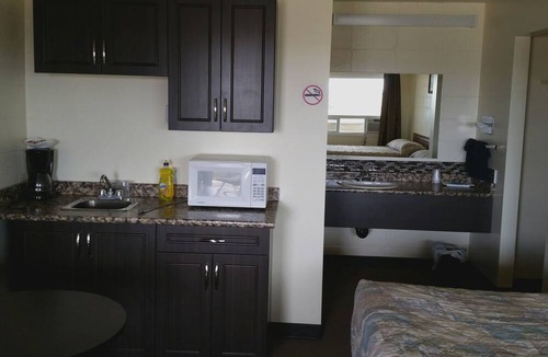 Beaverlodge Hotel | Side Trax Inn