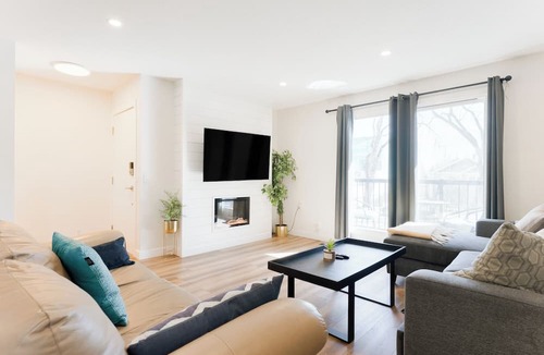 Crescent Heights Apartment | Nordic SPA Retreat, Hot Tub, Sleeps 8, Near Downtown and 15 min to the Airport!