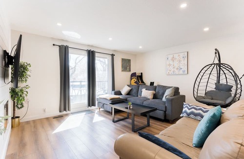 Crescent Heights Apartment | Nordic SPA Retreat, Hot Tub, Sleeps 8, Near Downtown and 15 min to the Airport!