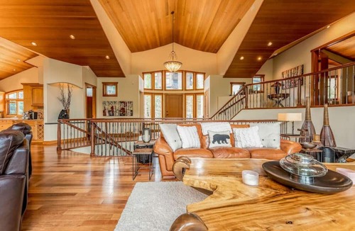 Panorama Ski Chalet | ICONIC Eagle Lodge | Pool + Private Hot Tub | Ski In/Out – CLOSEST House to Hill