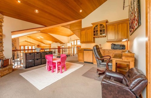 Panorama Ski Chalet | ICONIC Eagle Lodge | Pool + Private Hot Tub | Ski In/Out – CLOSEST House to Hill